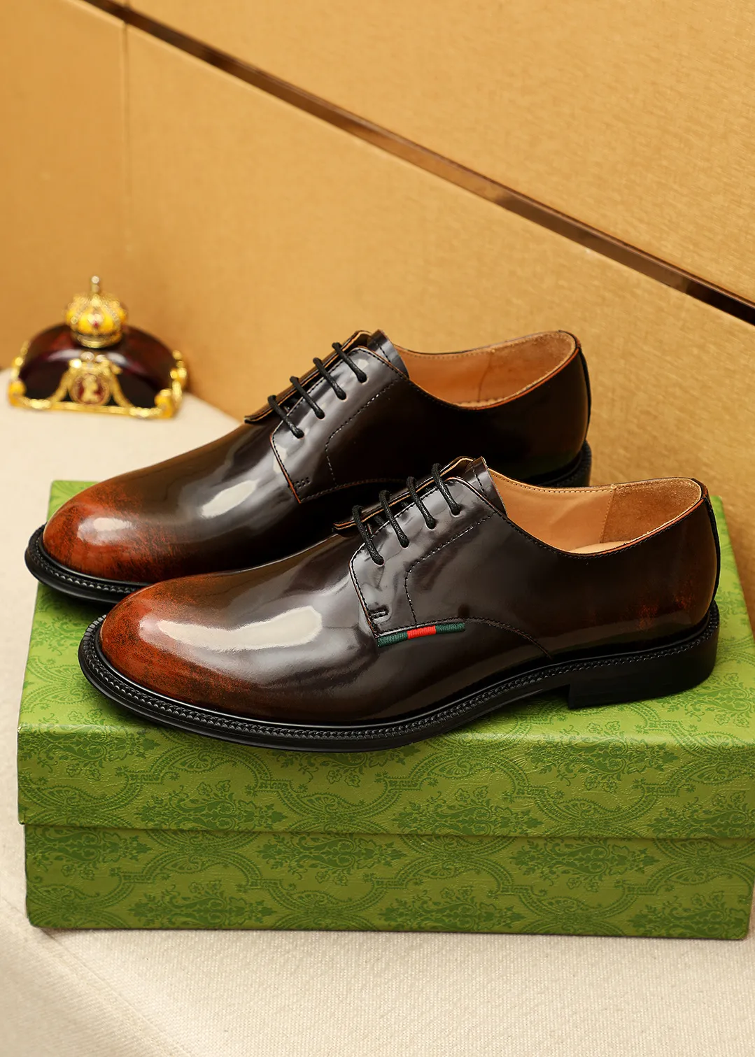 Men's shoes 💰520 💐 Product trademark: GUCCI "Gucci" business leather shoes Regular size: 38-44 (45.46🉑️customized) Product materials: Selected imported first-layer open-edge beaded cowhide leather upper, imported water-dyed cowhide leather lining. Strong three-dimensional visual effect, original outsole Color: 4⃣️colors available